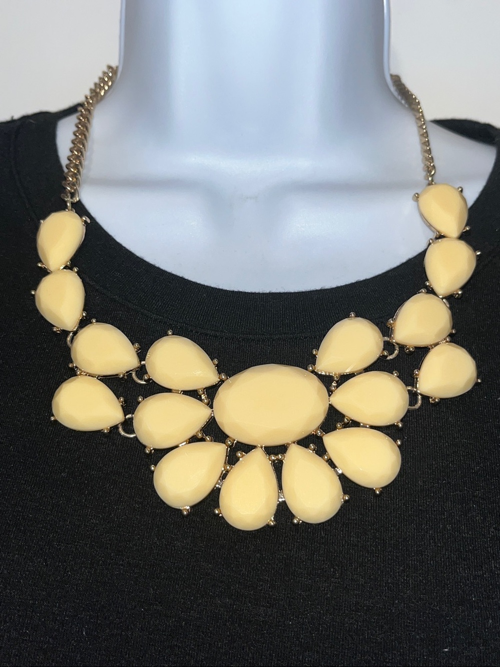 💎 2/$20 Y2K Vtg Gold-Tone Cream Teardrop Statement Necklace